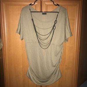 Short sleeve shirt with necklace
